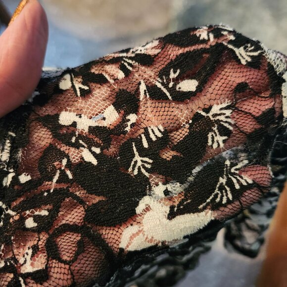 Torrid 0 (L-12) Black & White Floral Lace Top Short Sleeve V-Neck Sheer - Picture 7 of 8